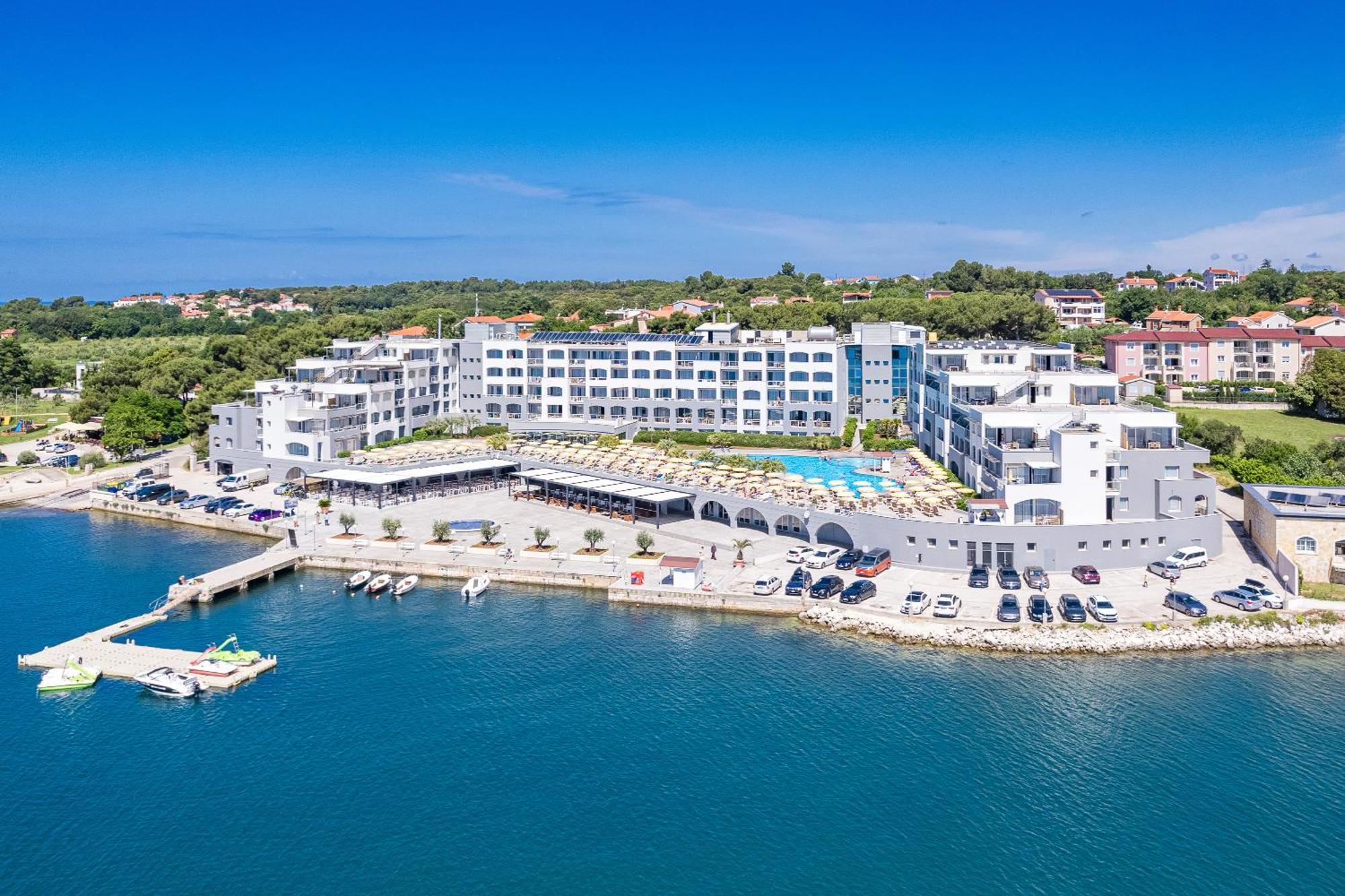 Family Resort Del Mar Banjole Bagian luar foto